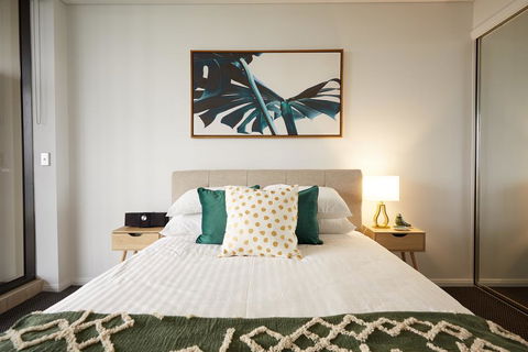 Light-Filled Designer Apartment With Amazing Views - Accommodation Main Beach 1