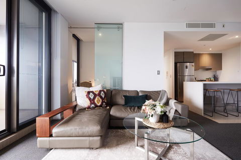Light-Filled Designer Apartment With Amazing Views - Accommodation Main Beach 2