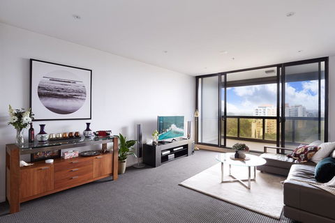 Light-Filled Designer Apartment With Amazing Views - Accommodation Main Beach 3