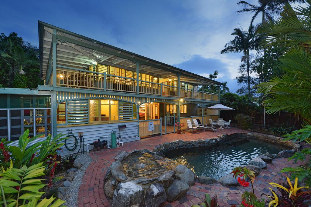 Stratford QLD Accommodation Main Beach
