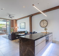 Luxury 3 brm 2 bath Woolstore apt with Courtyard - Accommodation Main Beach