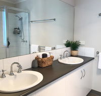 Luxury 4BR Home with KING Bed Lakes Entrance - Accommodation Main Beach