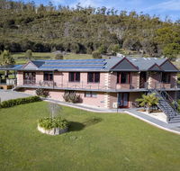 Luxury 6 Bedroom Home with Pool and Spa - Accommodation Main Beach