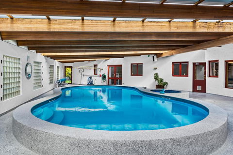 Luxury 6 Bedroom Home With Pool And Spa - Accommodation Main Beach 2