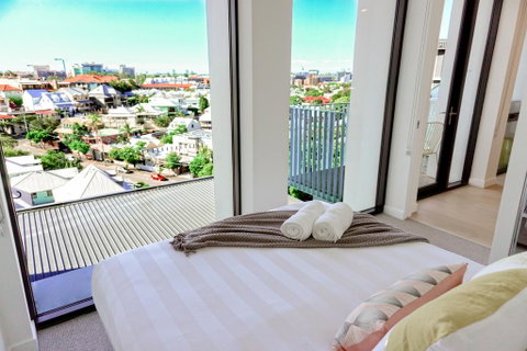 Luxury Central Apartment - Accommodation Main Beach 2