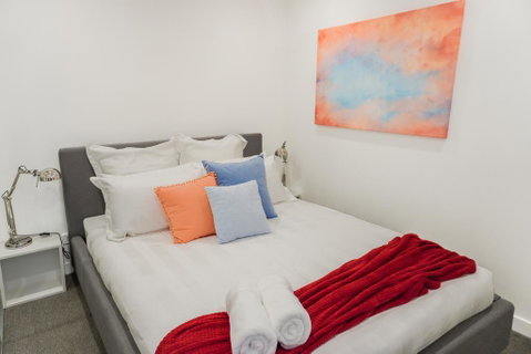 Luxury Central Apartment - Accommodation Main Beach 3