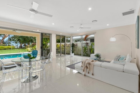 Luxury Living On The Beachfront - Accommodation Main Beach 3