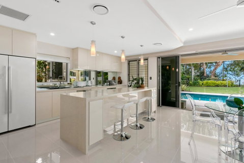 Luxury Living On The Beachfront - Accommodation Main Beach 2