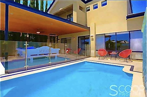 LUXURY VILLA W POOL & SPAS - Accommodation Main Beach 0