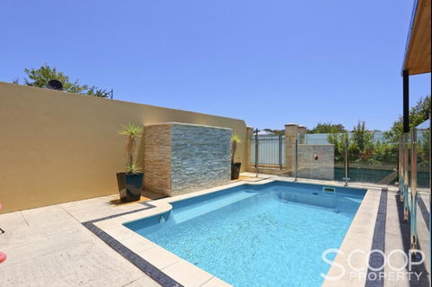 LUXURY VILLA W POOL & SPAS - Accommodation Main Beach 2