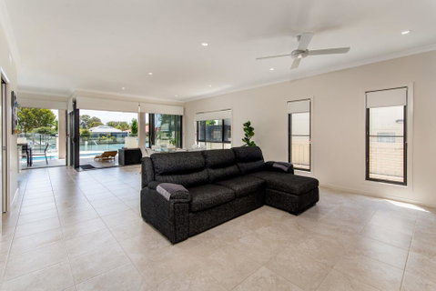 Luxury Waterfront Family Entertainer On Dolphin - Accommodation Main Beach 3