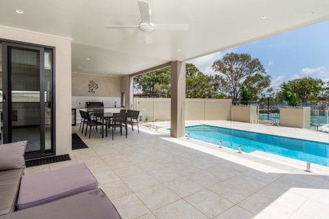 Luxury Waterfront Family Entertainer On Dolphin - Accommodation Main Beach 1