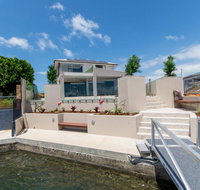 Luxury Waterfront Family Entertainer on Dolphin - Accommodation Main Beach