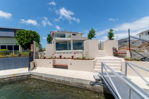 Luxury Waterfront Family Entertainer On Dolphin - Accommodation Main Beach 0