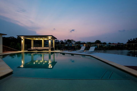 Luxury Waterfront Home - Accommodation Main Beach 1