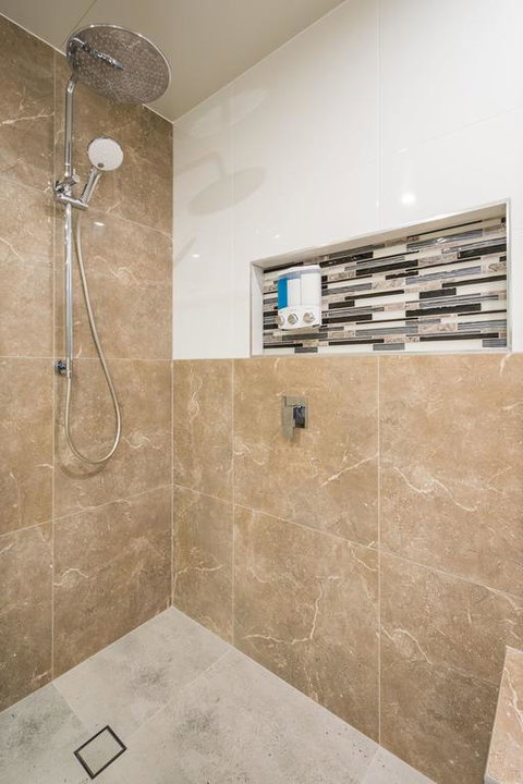 Luxury Waterfront Home - Accommodation Main Beach 3