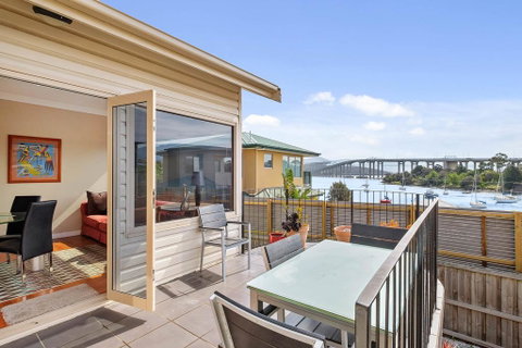 Manfield City Waterfront View Cottage - Accommodation Main Beach 1