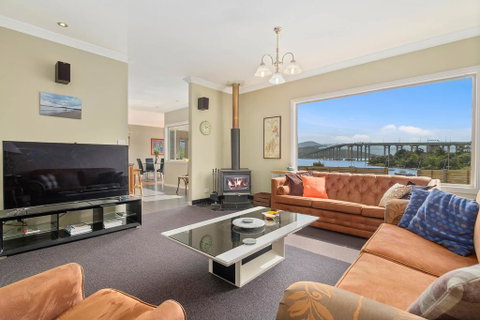 Manfield City Waterfront View Cottage - Accommodation Main Beach 0