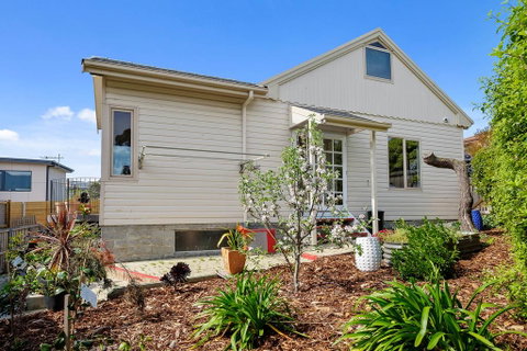 Manfield City Waterfront View Cottage - Accommodation Main Beach 2