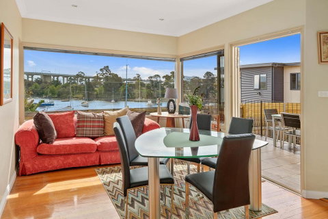 Manfield City Waterfront View Cottage - Accommodation Main Beach 3
