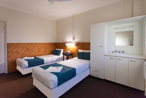 Manly Hotel - Accommodation Main Beach 1