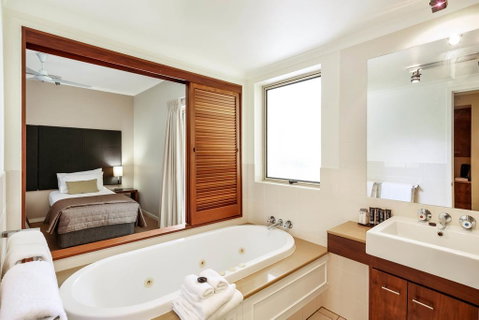 Mantra Amphora - Accommodation Main Beach 3