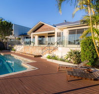 Maureen Waterfront Beach House - Accommodation Main Beach