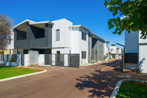 MERRIFIELD Foothill Suites - RELAXING LIFETYLE CHOICE - Accommodation Main Beach 0