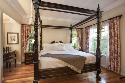 Merrow Cottages - Gatehouse - Accommodation Main Beach 0