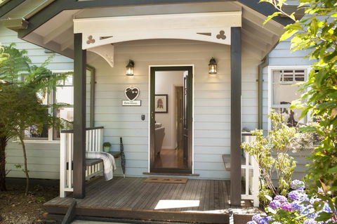 Merrow Cottages - Gatehouse - Accommodation Main Beach 1