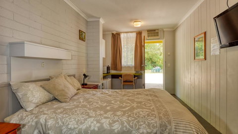 Millers Cottage Motel - Accommodation Main Beach 2