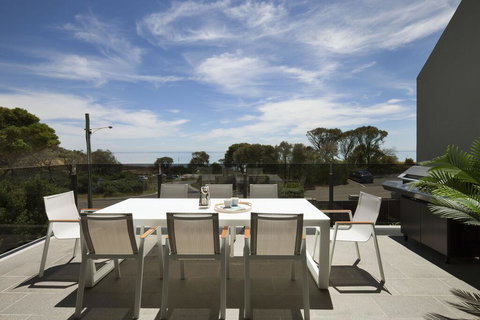 Mills Beach Retreat Luxury Family Retreat With Hydrotherapy Spa, Opposite Beach, Walk To Village - Accommodation Main Beach 1