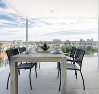 Minimalist Penthouse Condo with Skyline Vistas - Accommodation Main Beach