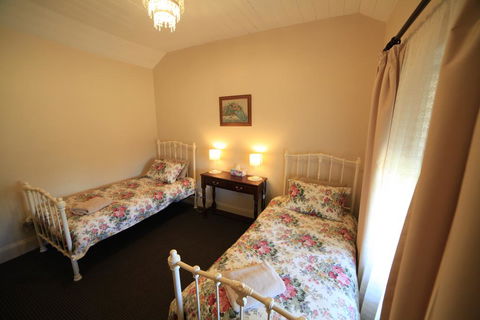 Miss Mabel Cottage - Accommodation Main Beach 3