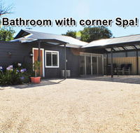MODERN  LUXURIOUS WITH SPA BATH - Accommodation Main Beach