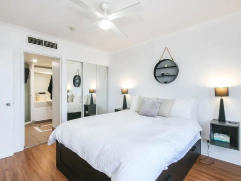 Modern 2 Bedroom River View Apartment In Docklands - Accommodation Main Beach 2