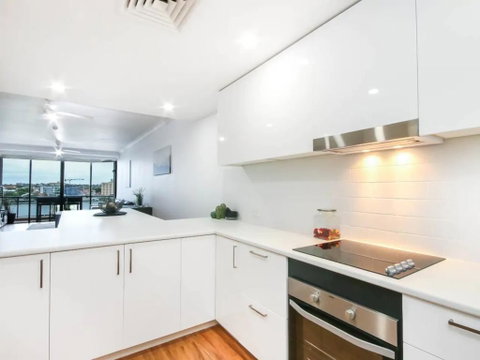 Modern 2 Bedroom River View Apartment In Docklands - Accommodation Main Beach 1
