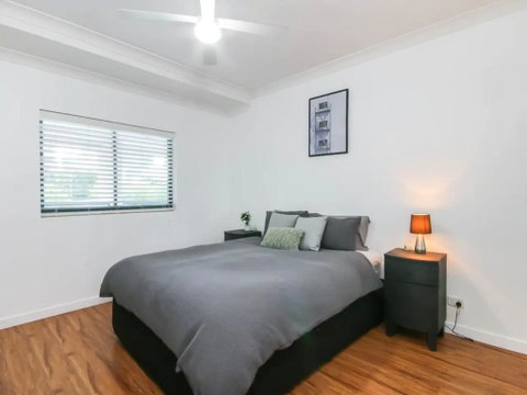 Modern 2 Bedroom River View Apartment In Docklands - Accommodation Main Beach 3