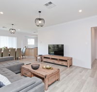 Modern and Spacious home near Curtin University - Accommodation Main Beach