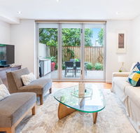 Modern apartment with large courtyard and short walk to Bondi Beach - Accommodation Main Beach