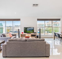 Modern Unit With Balconies Near Melbourne Airport - Accommodation Main Beach