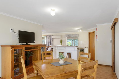 Moonta Bay Accommodation - Accommodation Main Beach 2