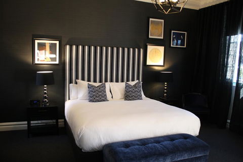 Mrs Banks Hotel - Accommodation Main Beach 0