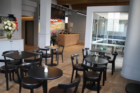 Mrs Banks Hotel - Accommodation Main Beach 2