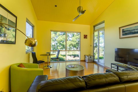 Mt Hay Retreat - Accommodation Main Beach 1