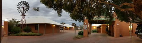 Mud Hut Motel - Accommodation Main Beach 0