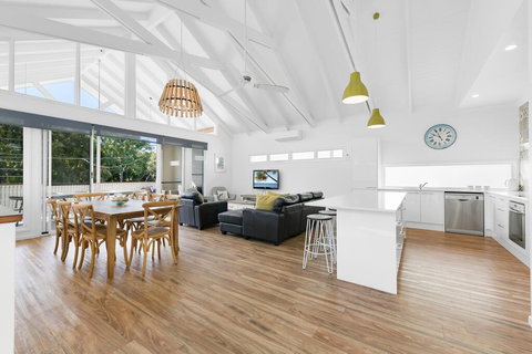 Mudjimba Island Beach House - Accommodation Main Beach 0