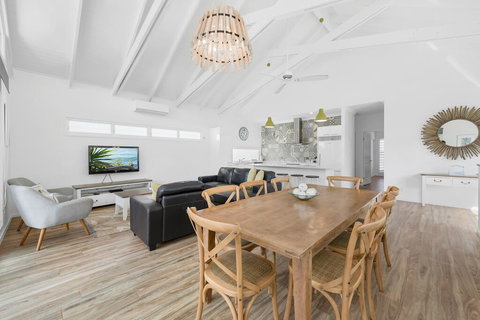 Mudjimba Island Beach House - Accommodation Main Beach 1