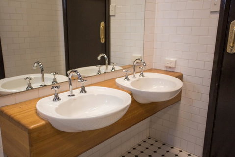 Nags Head Hotel - Accommodation Main Beach 2
