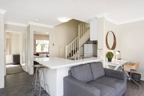 Subiaco Village 30 - Accommodation Main Beach 4